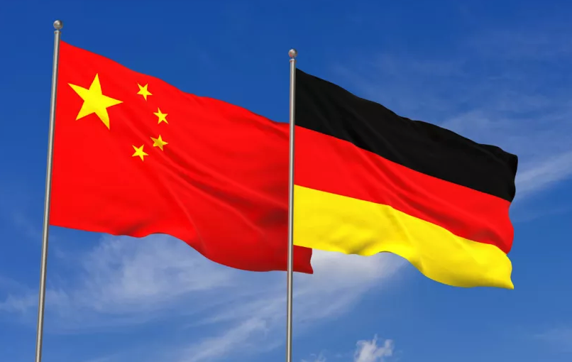 Das Bild zeigt die chinesiche und die deutsche Flagge ebeneinander im Wind wehen.

#jianpinghe #Grafikdesgin #China #Deutschland #Hesign #Diplomatie #Beziehung #fünfzigjahre #50 #Jahrestag #Berlin #Kultur #Austausch #Politik #Logo