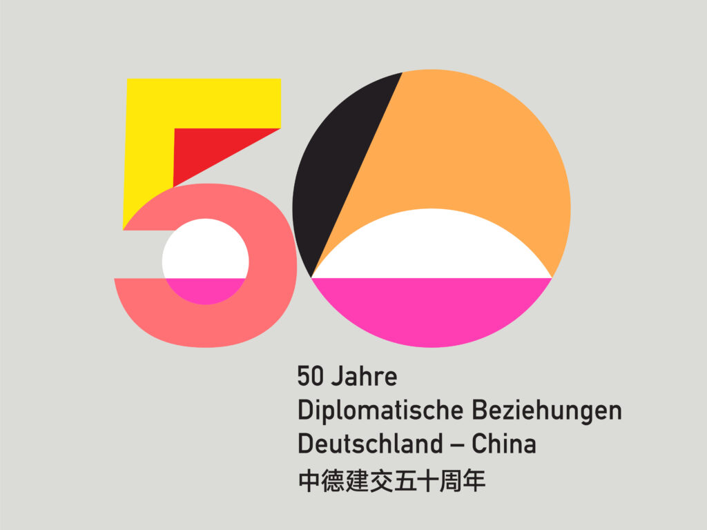 Das Bild zeigt das designte Logo von Jianping He für den 50. Jahrestag.

#jianpinghe #Grafikdesgin #China #Deutschland #Hesign #Diplomatie #Beziehung #fünfzigjahre #50 #Jahrestag #Berlin #Kultur #Austausch #Politik #Logo