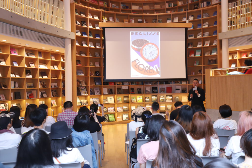 Dr. Jianping He als Redner bei einer Veranstaltung.